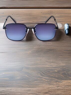 Men’s Elegant and Refined Anti-UV Sunglasses with Metal Frame.